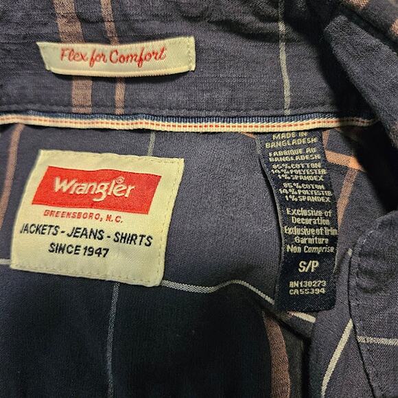 Size Small Wrangler Flex for comfort Dark blue/Pink button up - Picture 7 of 7